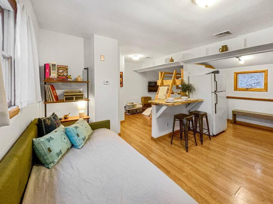 Breezy Hill Eccentric Studio Cottage Accord Esterno foto